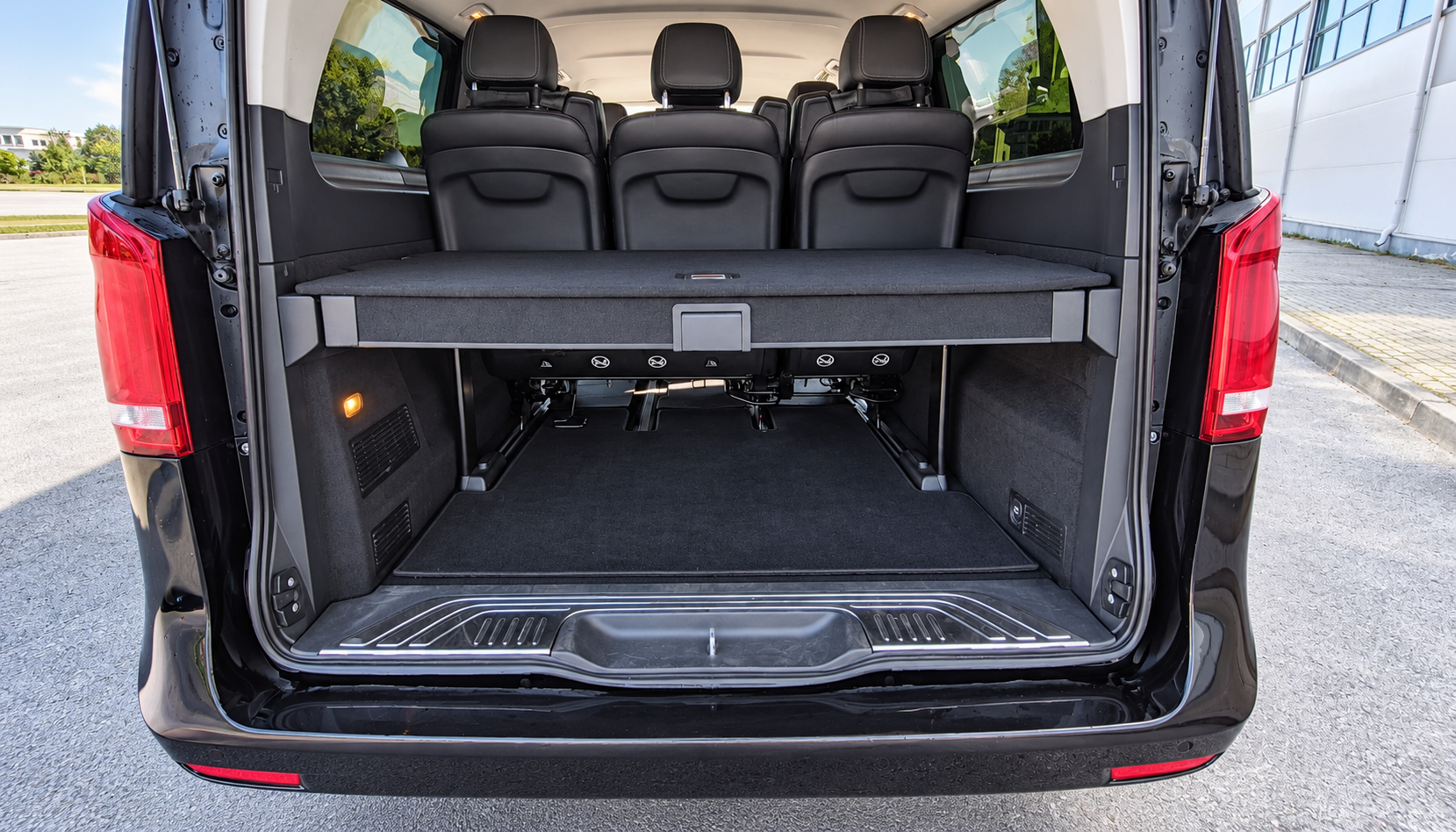 Mercedes V250 talpi bagažinė su atidarytu galiniu dangsčiu